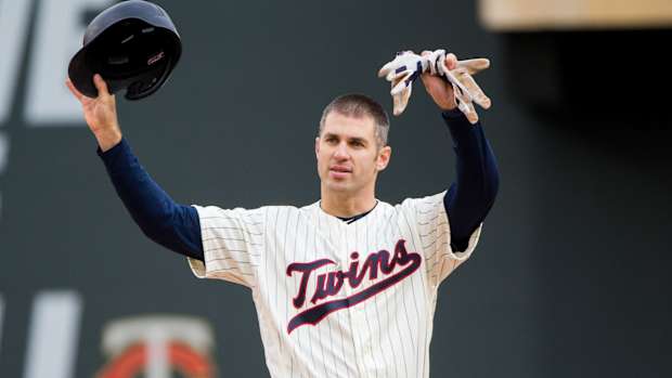 Minnesota Twins first baseman Joe Mauer acknowledges the crowd during his final game.